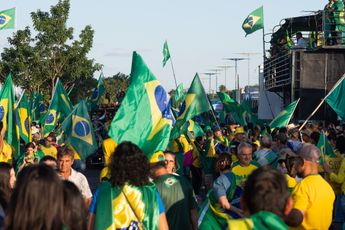 Filmpje! Paniekerige Maarten van Rossem reageert op Braziliaanse toestanden: 'Extreemrechts populisme is levensgevaarlijk!'