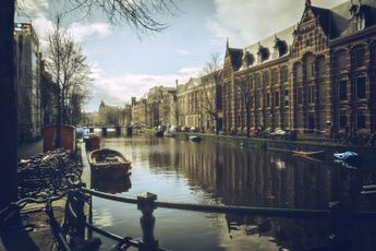 Amsterdamse FVD roept D66-wethouder op om af te zien van wachtgeld: “publieke ambten zijn er niet om gaatjes te vullen in de banencarrousel van de kartelpartijen!”