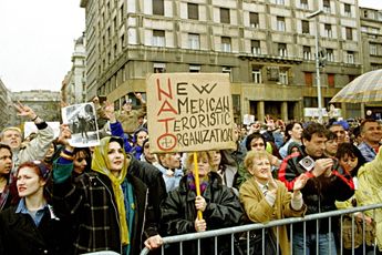 John Laughland herdenkt de "illegale NAVO-oorlog" tegen Joegoslavië: 'De Navo is een agressieve organisatie'