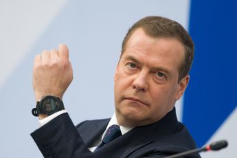 Russische oud-president Medvedev waarschuwt: 'We staan aan de vooravond van een nieuwe Wereldoorlog'