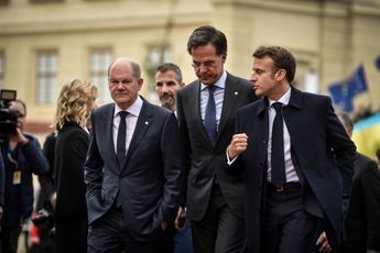 Demonstranten verstoren bezoek van Franse president Macron aan Universiteit van Amsterdam
