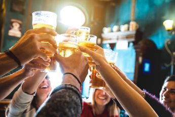 Extreme party-poopers VVN: 'Niet meer drink met mate, maar drink helemaal niet meer'