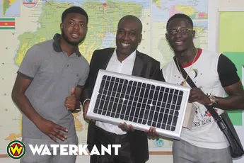 Rappers SBMG plaatsen zonnepanelen in dorpen Suriname