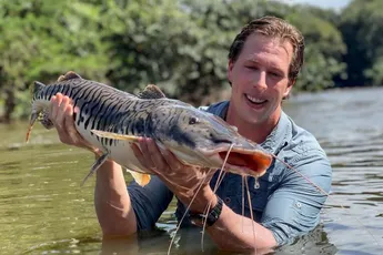 Freek Vonk gewond door stekel van vis in Suriname