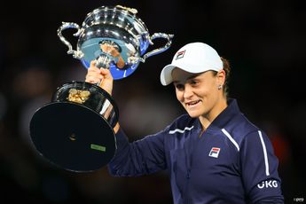 VIDEO: Barty receives standing ovation on returning to Australian Open with Women's Singles Trophy