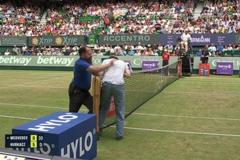 VIDEO: Another court invasion takes place during Medvedev-Hurkacz final at Halle