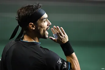 (VÍDEO) Fabio Fognini escapa espantosamente à desqualificação e atira uma bola que por pouco não atinge o Presidente da Federação de Ténis