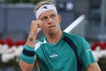 Alexander Davidovich Fokina cai em Roterdão depois de vencer o primeiro set contra Jan-Lennard Struff