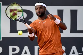 (VIDEO) Frances Tiafoe cai duas vezes na terra batida durante as meias-finais de Houston e é ajudado por um heroico apanha-bolas