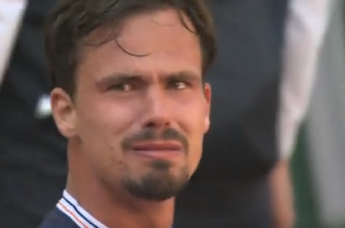 VÍDEO: Altmaier se deshace en lágrimas tras ganar a Sinner en Roland Garros