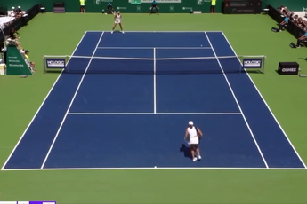 (VIDEO) Is this miss of the year? Swiatek hits other side of the court completely with erratic serve