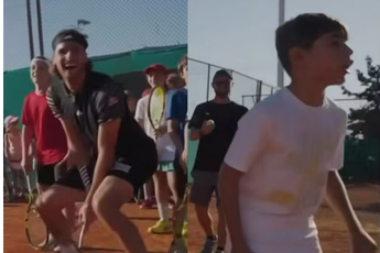 (VÍDEO) La graciosa respuesta de Tsitsipas a un joven tenista que se declara a Paula Badosa