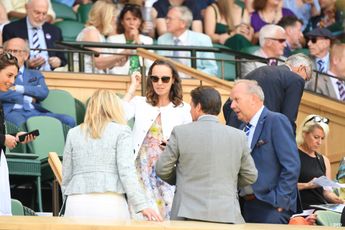 A lenda do ténis suíço Martina Hingis distribui troféus durante a vitória de Kudermetova sobre Pegula no Toray Pan Pacific Open