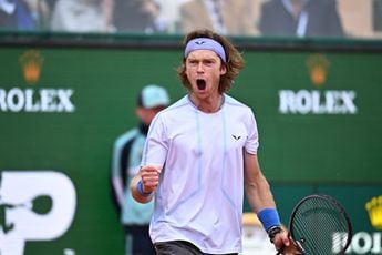 (VIDEO) Andrey Rublev irritado grita furiosamente com o fotógrafo que caminhava durante o tie break contra Hubert Hurkacz