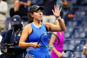 (VIDEO) Momento hilariante quando Jessica Pegula pede para levantar o dedo durante a cerimónia de entrega dos troféus