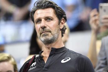 (VIDEO) Patrick Mouratoglou dá autógrafos com Holger Rune e os fãs reagem: "Tem de ser banido do ténis"