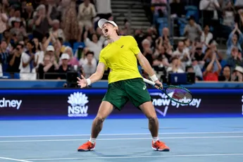 Alex de Minaur mostra o dedo do meio a uma secção hostil do público na derrota para Arthur Fils no Open de Barcelona