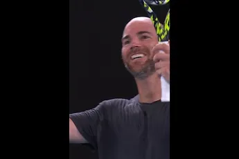 O momento em que Adrian Mannarino faz o seu primeiro jogo contra Djokovic no R4 do AO2024 e deixa toda a gente louca
