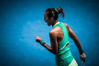 Qinwen Zheng recebe uma surpresa da antiga campeã do Open da Austrália e compatriota Li Na depois de passar aos oitavos de final