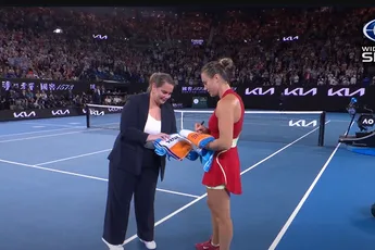 (VIDEO) Aryna Sabalenka, campeã do Open da Austrália, assina toalhas para serem leiloadas por uma instituição de caridade contra a violência doméstica