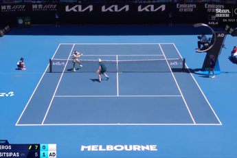 (VÍDEO) Stefanos Tsitsipas deja al público del Open de Australia completamente loco con el punto del año hasta el momento