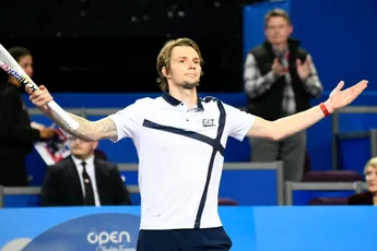 (VIDEO) Alexander BUBLIK no seu melhor, dá uma raquete a um miúdo que enfrenta Borna CORIC a meio do jogo em Monte-Carlo