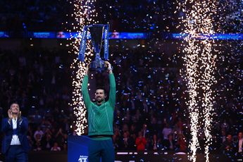 Novak Djokovic "vai recuperar e voltar mais forte" após o revés de Sinner no Open da Austrália, diz a lenda do ténis Rod Laver