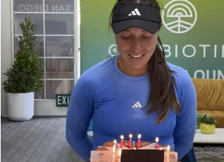 Jessica Pegula celebra su 30 cumpleaños con una tarta mientras se prepara para volver en el San Diego Open