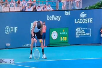 (VIDEO) Matteo Berrettini quase cai enquanto serve devido à exaustão pelo calor contra Andy Murray no Open de Miami