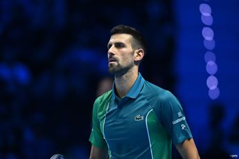 (VIDEO) Momento polémico durante a derrota de Novak Djokovic contra Luca Nardi, quando o número 1 do mundo se dirige ao árbitro: "Ele parou literalmente"