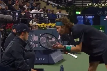 (VÍDEO) Andrey Rublev perde a cabeça, grita com um juiz de linha que fala russo e é desclassificado