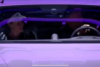 (VIDEO) Elena RYBAKINA recebe o seu novo Porsche... mas não pode conduzir e fica no lugar de passageiro