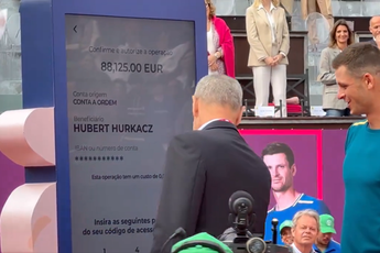 (VIDEO) "Kann ich damit meinen McDonald's bestellen ?": Tennisfans scherzen, als Hubert HURKACZ den Estoril Open-Gewinn auf einem riesigen Tablet überwiesen bekommt