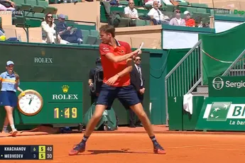 (VIDEO) Daniil MEDVEDEV atira a raquete para o chão em mais um colapso no Masters de Monte-Carlo:  "Abram os olhos, abram o raio dos olhos"
