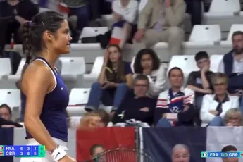 (VIDEO) Emma Raducanu pensa que tinha terminado o jogo e festeja prematuramente.