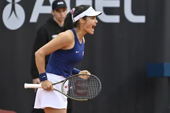 Emma RADUCANU surpreende Angelique KERBER no Porsche Tennis Grand Prix e prepara o confronto com Linda NOSKOVA