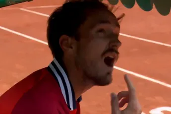 (VIDEO) Daniil Medvedev fica furioso com o árbitro durante o empate no Masters de Monte-Carlo e descarrega a sua frustração num guarda-chuva