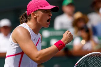 Iga SWIATEK derrota Emma RADUCANU e avança para as meias-finais do Porsche Tennis Grand Prix