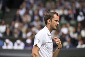 Nachdem er den Schiedsrichter während des Wimbledon-Halbfinales mit unflätigen Worten beschimpft hat weicht Medvedev erfolgreich einem Platzverweis aus