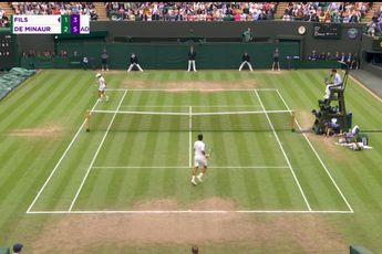 Besorgniserregende Reaktion von Alex de Minaur, als sich der Australier bei seinem ersten Wimbledon-Viertelfinale verletzt (VIDEO)