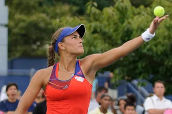 A elegante porto-riquenha Monica Puig festeja a saudação ao ténis com a presença de Venus Williams