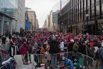 Trump fans brave frigid temperatures to cheer his second inauguration