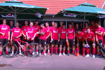 VIDEO: Selectie FC Twente krijgt mountainbikeclinic in Twentse bossen