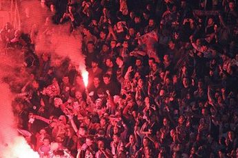 PSV supporter gooit brandende fakkel in FC Twente vak