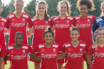 Opstelling FC Twente Vrouwen voor kwalificatiewedstrijd UWCL