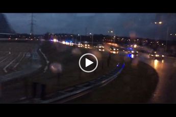 BIZAR: Acht politievoertuigen begeleiden FC Twente supporters uit Maastricht