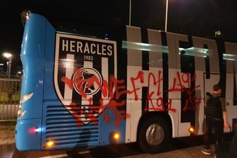 Foto: Spelersbus Heracles 'versierd' met FC Twente graffiti's