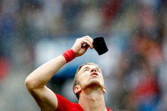 FC Twente draagt rouwbanden tijdens FC Twente - sc Heerenveen