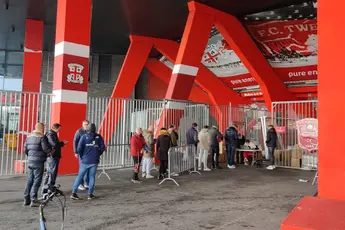 Foto's: Supporters in de rij voor speciaal Retrojack MEYBA