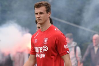 Video: FC Twente-spelers offeren vakantie op voor signeersessie